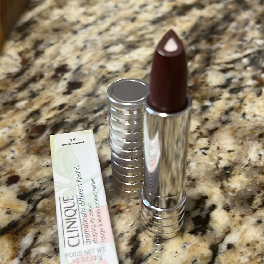 🌙💕Clinique Semi Sweet Dramatically Different Lipstick - Picture 7 of 10